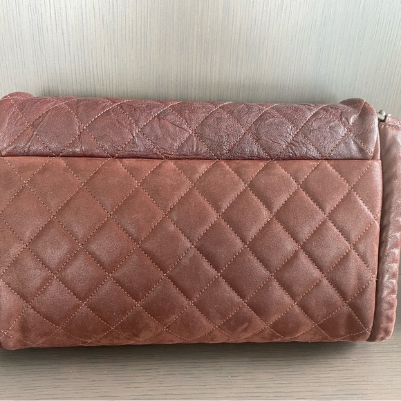 CHANEL Burgundy Shoulder Bag with Quilted Design and Chain Strap - Picture 3 of 13
